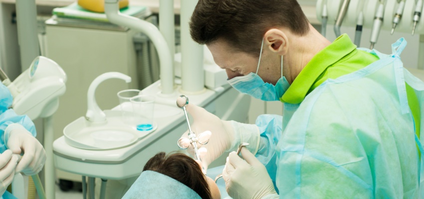Операция по удалению зуба